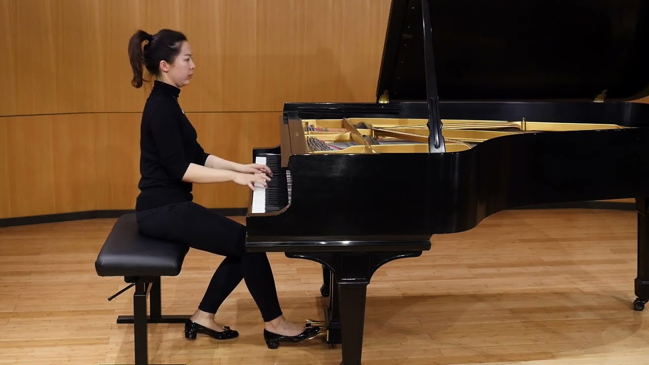 Jin Du performing Chopin Ballade No.3 at a grand piano